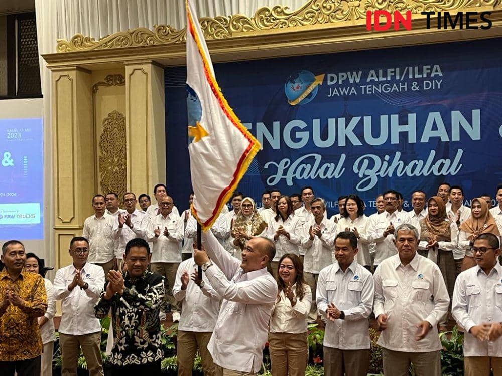 Sekjen DPP ALFI/ILFA, M Akbar Djohan mengukuhkan Ketua DPW ALFI/ILFA Jawa Tengah dan DIY, Teguh Arif Handoko di Hotel Gumaya Semarang, Kamis (11/5/2023). (IDN Times/Anggun Puspitoningrum)