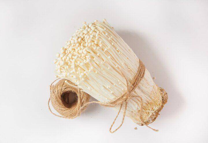 jamur enoki (freepik.com/jcomp)