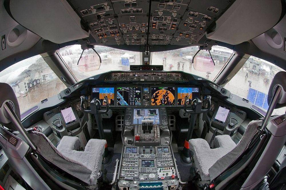 potret kokpit canggih pesawat Boeing 787-8 (commons.wikimedia.org/Alex Beltyukov)