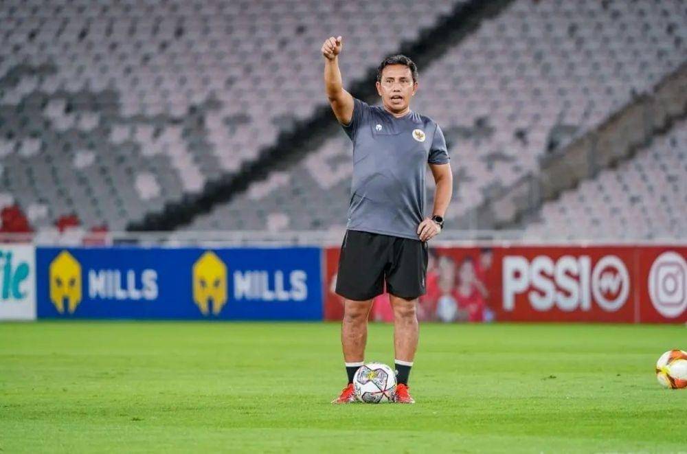 Bima Sakti Tukiman, dalam sesi latihan Timnas U-22 di Stadion Utama Gelora Bung Karno Jakarta pada Maret 2023. (Instagram.com/bimasakti_tukiman)