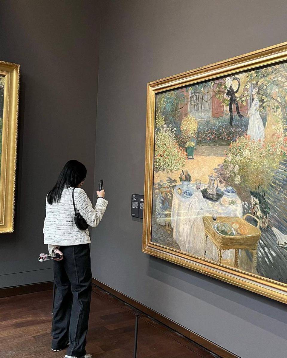 Potret Roh Yoon Seo di Paris (instagram.com/rohyoonseo)