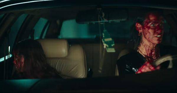 Beth dan Kassie melarikan diri dengan mobil ( Dok. Warner Bros / Evil Dead Rise Red Band )