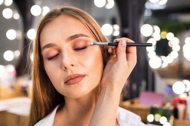 Ilustrasi aplikasi eyeshadow (Freepik.com/freepik)
