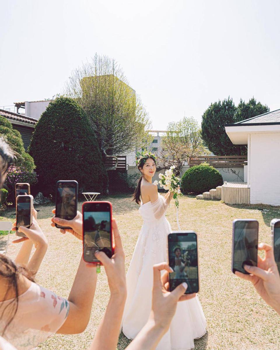 9MUSES dalam foto prewedding Minha (instagram.com/blossomh_)