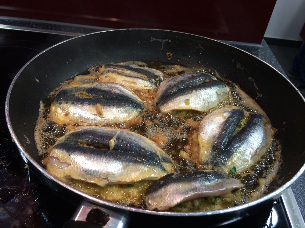 ilustrasi menggoreng ikan (pixabay.com/cescy)