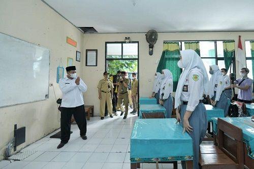 Wakil Gubernur Jawa Barat Uu Ruzhanul Ulum meninjau Pelaksanaan Pembelajaran Tatap Muka (PTM) di SMA Negeri 3 Cibinong, Kabupaten Bogor. (jabarprov.go.id)