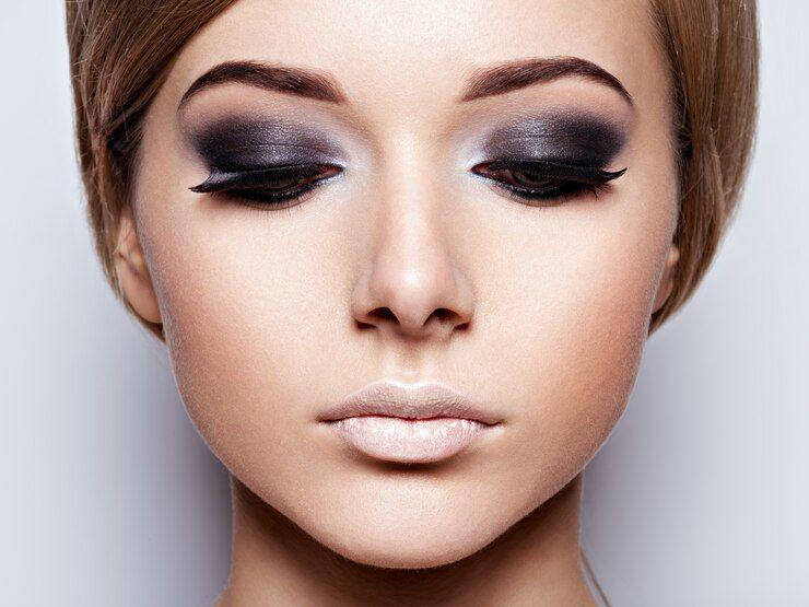 Ilustrasi smoky eyes (Freepik.com/valuavitaly)