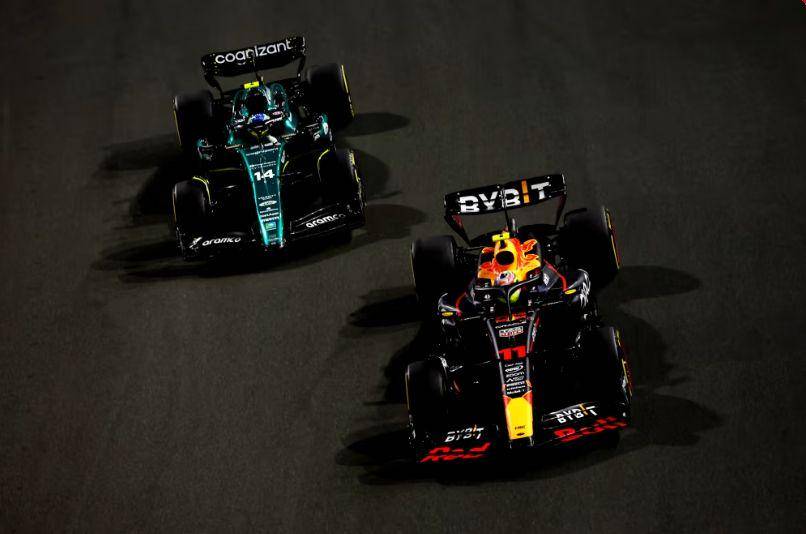 potret mobil Formula 1 Aston Martin (kiri) dan mobil Formula 1 Red Bull (kanan) (formula1.com)