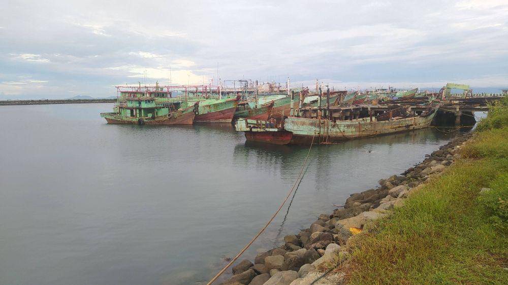 Kapal rusak milik PT NSL yang dibiarkan mangkrak di pelabuhan (dok. Pribadi/Ruhaili)
