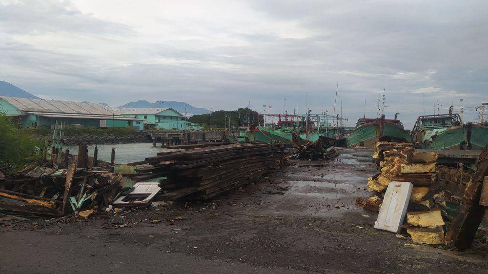 Rongsokan bekas kapal yang menumpuk di Pelabuhan Labuhan Lombok karena aktivitas dari PT NSL Dok. Pribadi/Ruhaili)