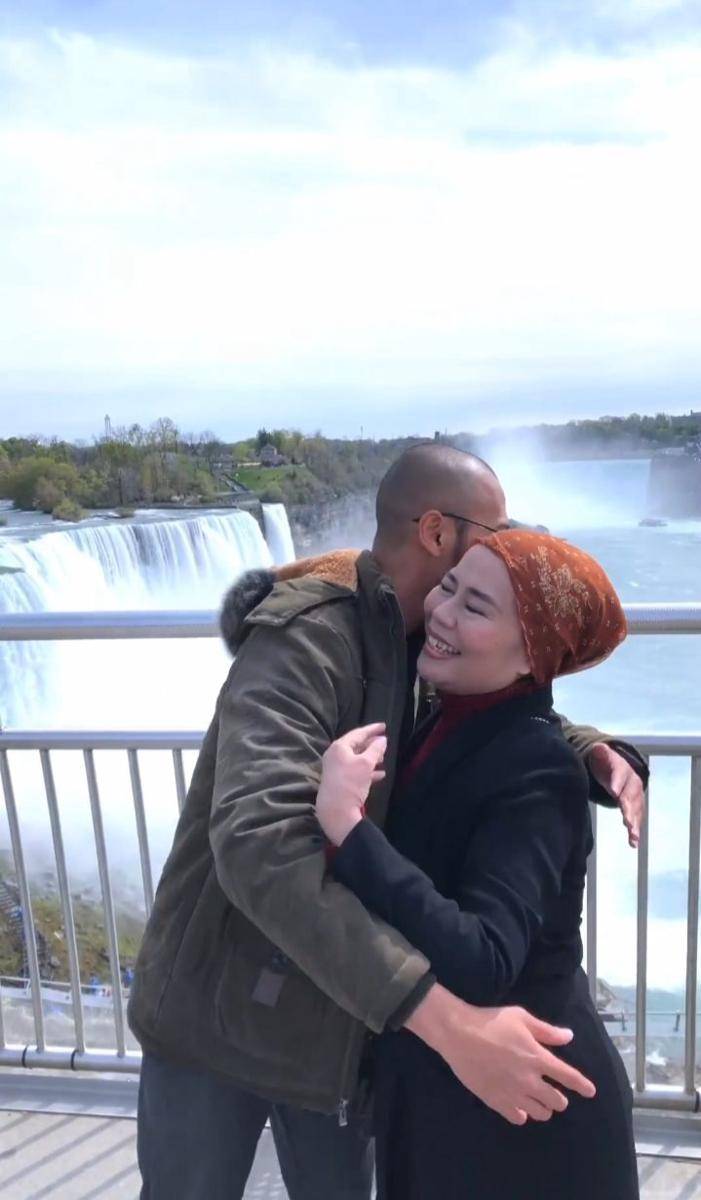 potret Dewi Yull dan Surya Sahetapy di Niagara Falls (instagram.com/dewiyullofficial)