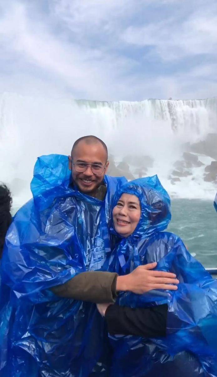 potret Dewi Yull dan Surya Sahetapy di Niagara Falls (instagram.com/dewiyullofficial)