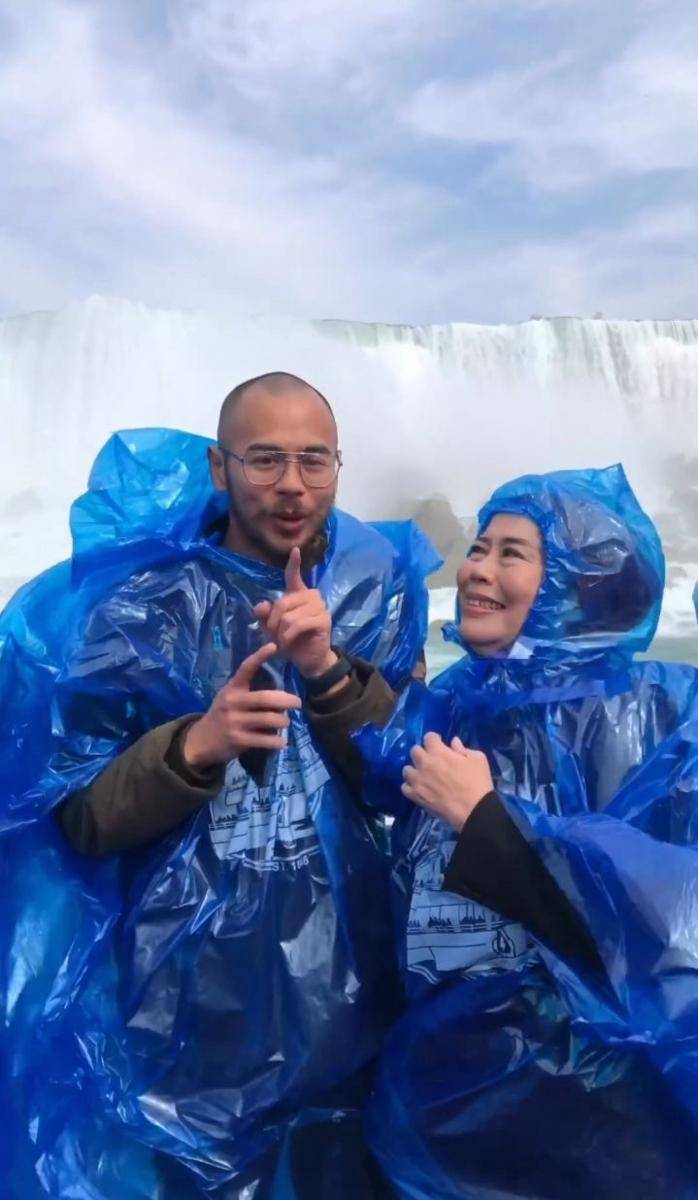 potret Dewi Yull dan Surya Sahetapy di Niagara Falls (instagram.com/dewiyullofficial)