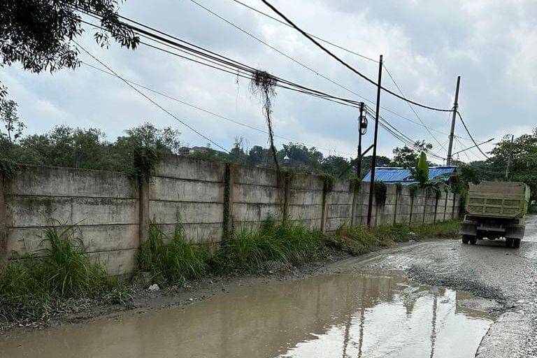 Jalan Alam Baru, Somber, Balikpapan Utara yang viral pascadiadukan masyarakat kepada Presiden Joko Widodo. (Istimewa)