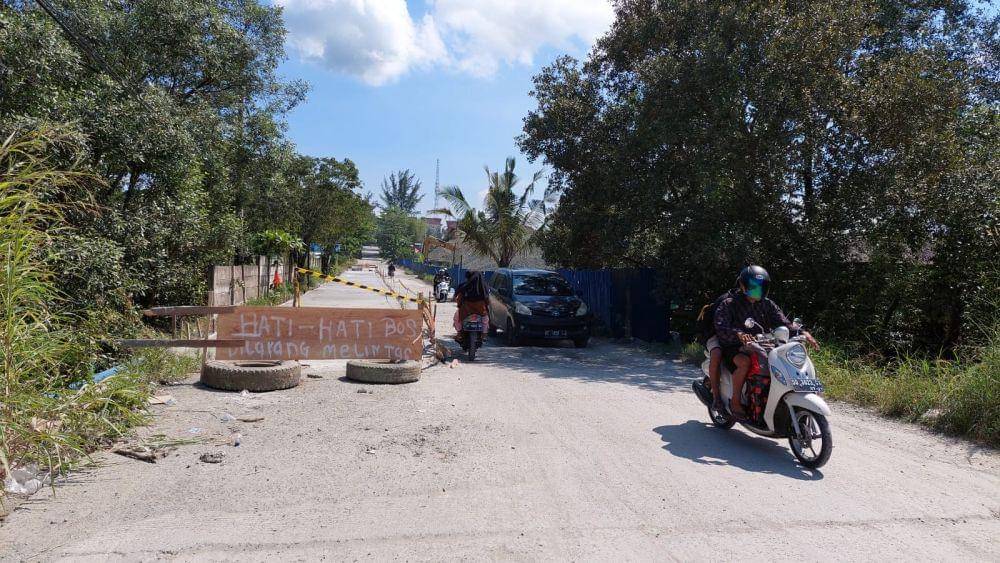 Penampakan Jalan Alam Baru Somber yang sudah dicor pada satu sisi. (IDN Times/Fatmawati)