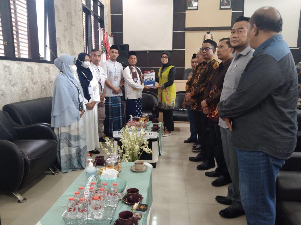 Ketua DPD PAN Kabupaten Malang, Sutiono bersama Ketua KPU Kabupaten Malang, Anis Suhartini. (IDN Times/Rizal Adhi Pratama)