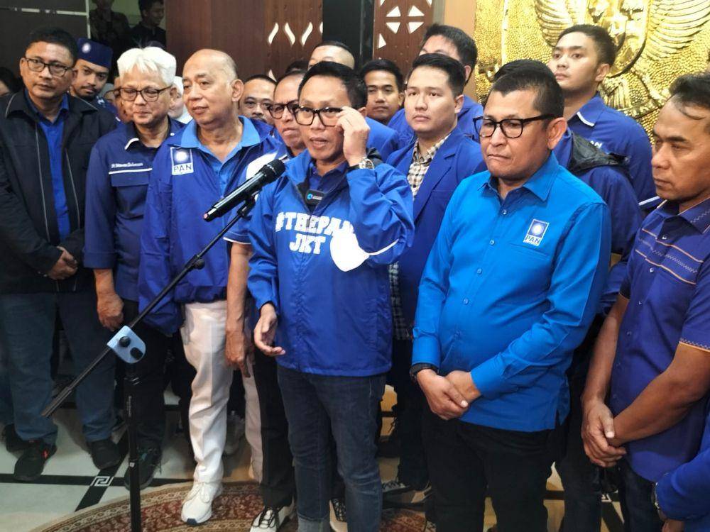 Ketua Dewan Pimpinan Wilayah (DPW) PAN, Eko Hendro Purnomo,mendaftarkan Bacaleg PA di KPUD Jakarta, Jumat (12/5/2023)/IDN Times Dini Suciatiningrum