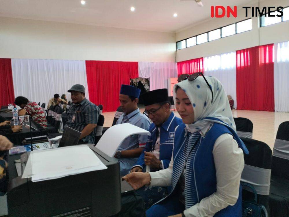 Bacaleg PAN Surabaya saat mendaftar di KPU Surabaya, Jumat (12/5/2023) (IDN Times/Khusnul Hasana).