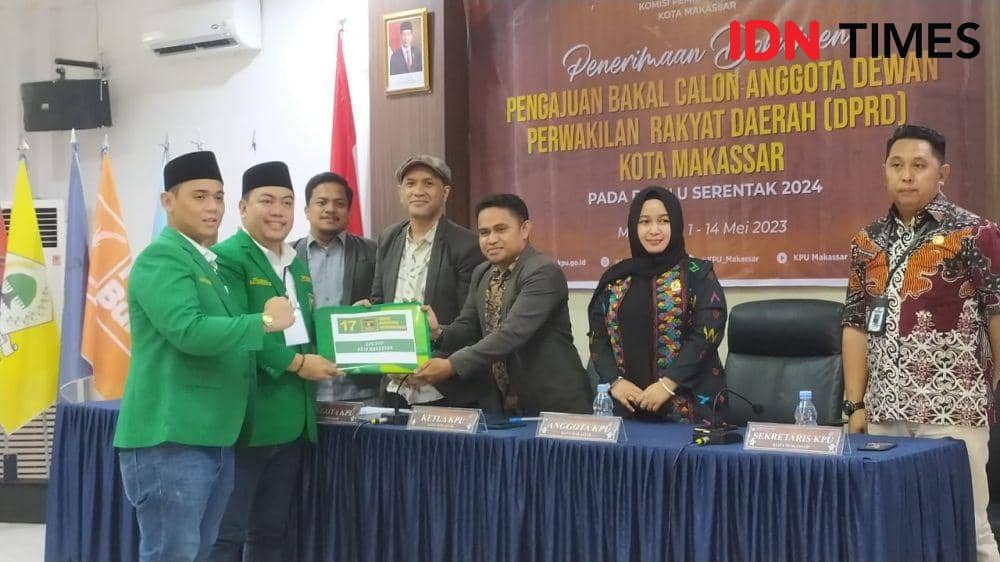 DCP PPP Makassar menyerahkan berkas bacaleg kepada KPU, Jumat (12/5/2023). (IDN Times/Asrhawi Muin).