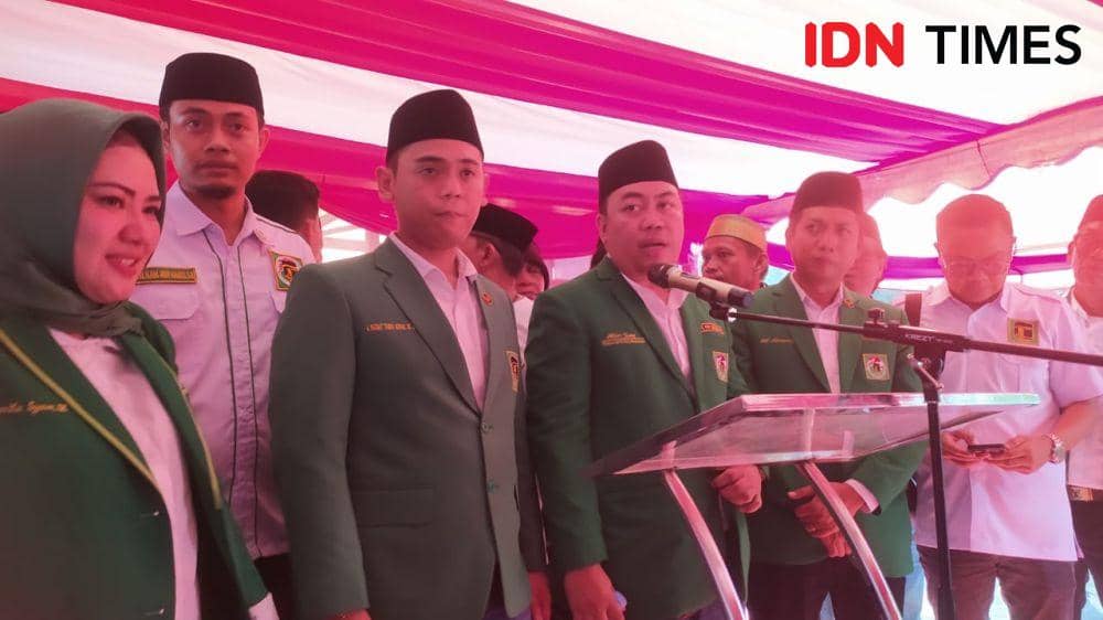 DCP PPP Makassar konferensi pers usai menyerahkan berkas bacaleg kepada KPU, Jumat (12/5/2023). (IDN Times/