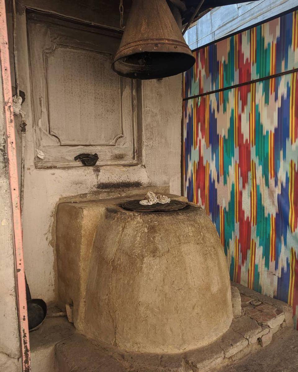 oven tradisional Uzbekistan (instagram.com/zoeplatek)