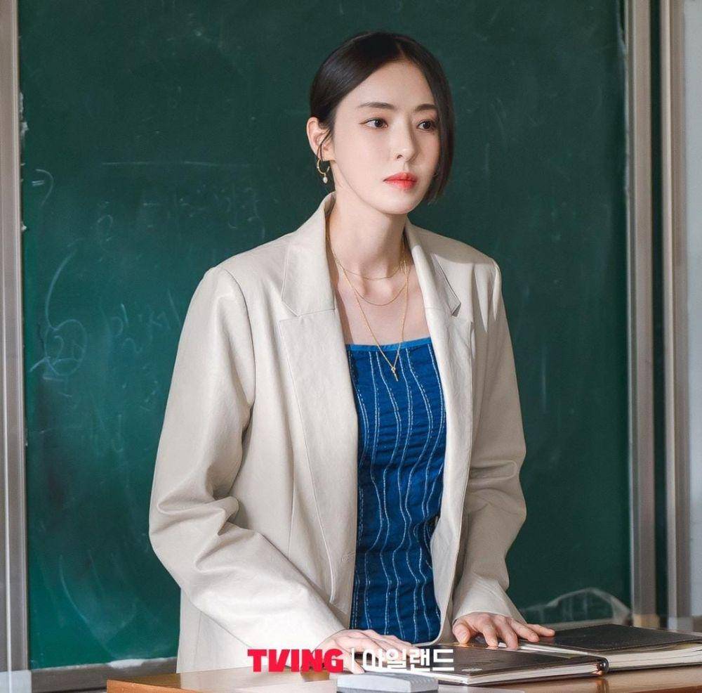 Lee Da Hee di drama Island (instagram.com/tving.official)