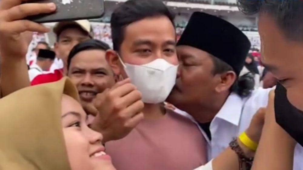 Gibran dicium bapak-bapak diacara Musra Relawan Jokowi. (Dok/Istimewa)
