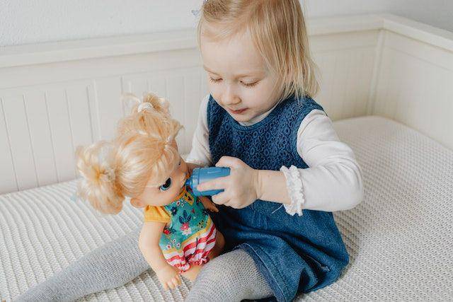 ilustrasi anak bermain dengan boneka (pexels.com/Karolina Grabowska)