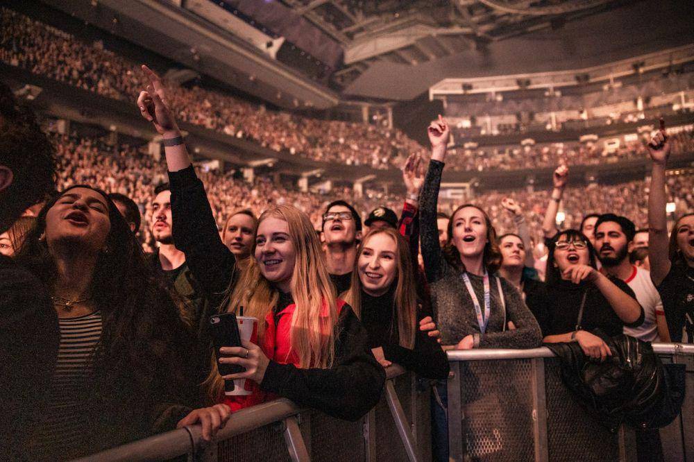 ilustrasi menonton konser (Pexels.com/Wendy Wei)