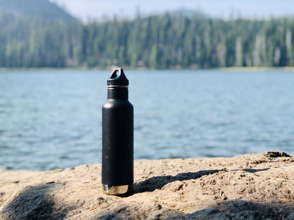 ilustrasi botol minum (unsplash.com/@brooksrice)