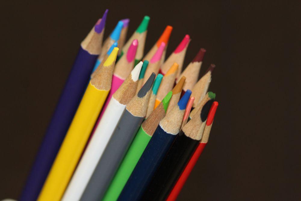 ilustrasi pensil warna (nsplash.com/@photo_tanbir)