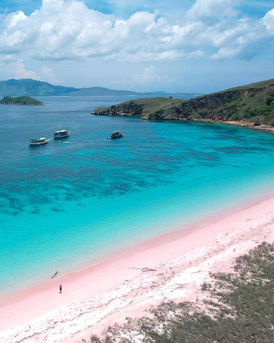 Potret Pink Beach (instagram.com/tarinaminusta)