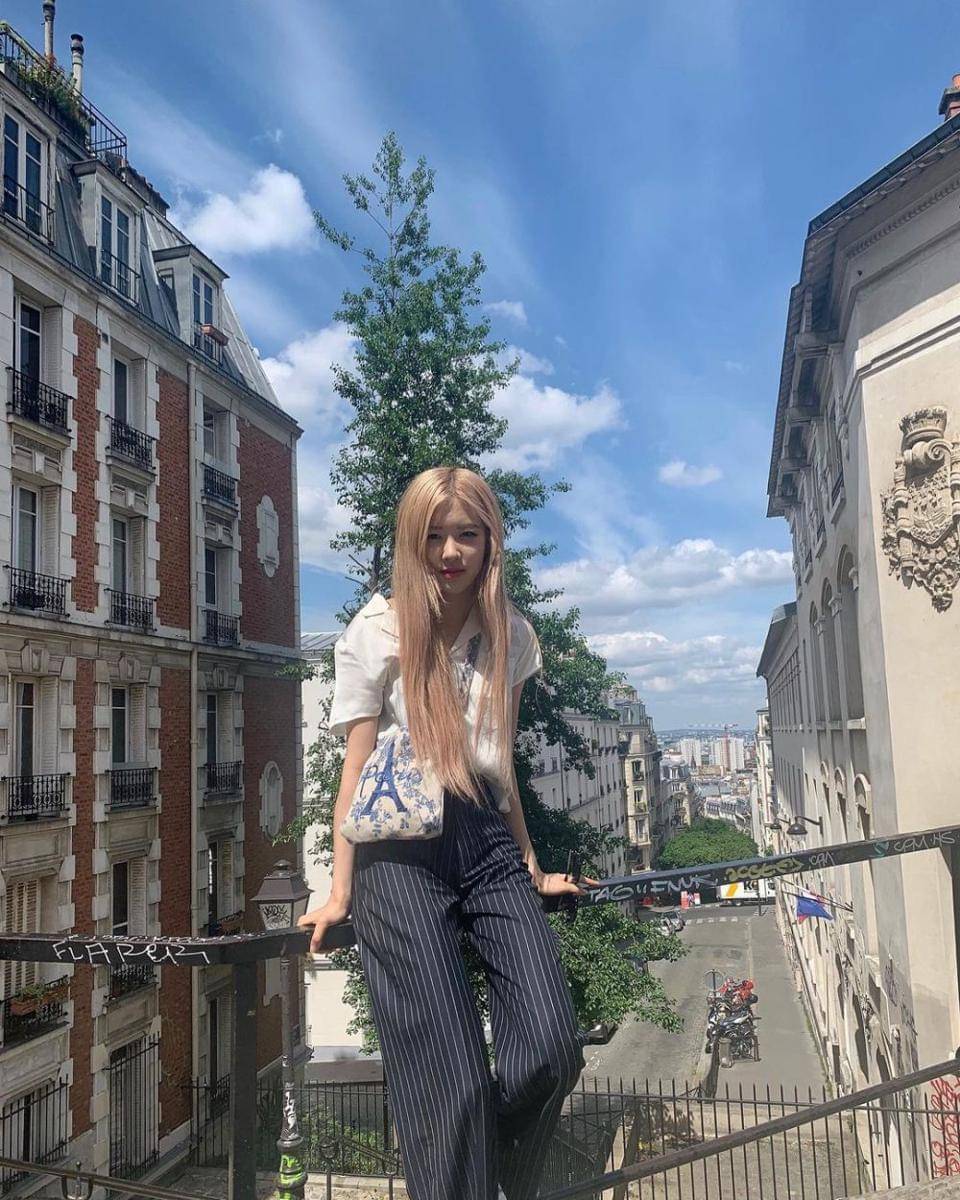 potret OOTD playful Rosé Blackpink (instagram.com/roses_are_rosie)