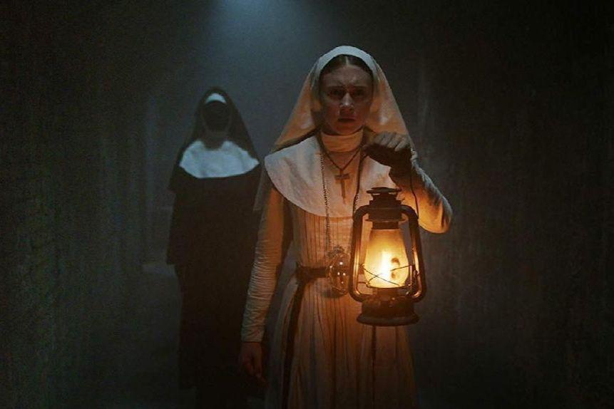 Taissa Farmiga dalam film The Nun (dok. Warner Bros. Pictures/The Nun)