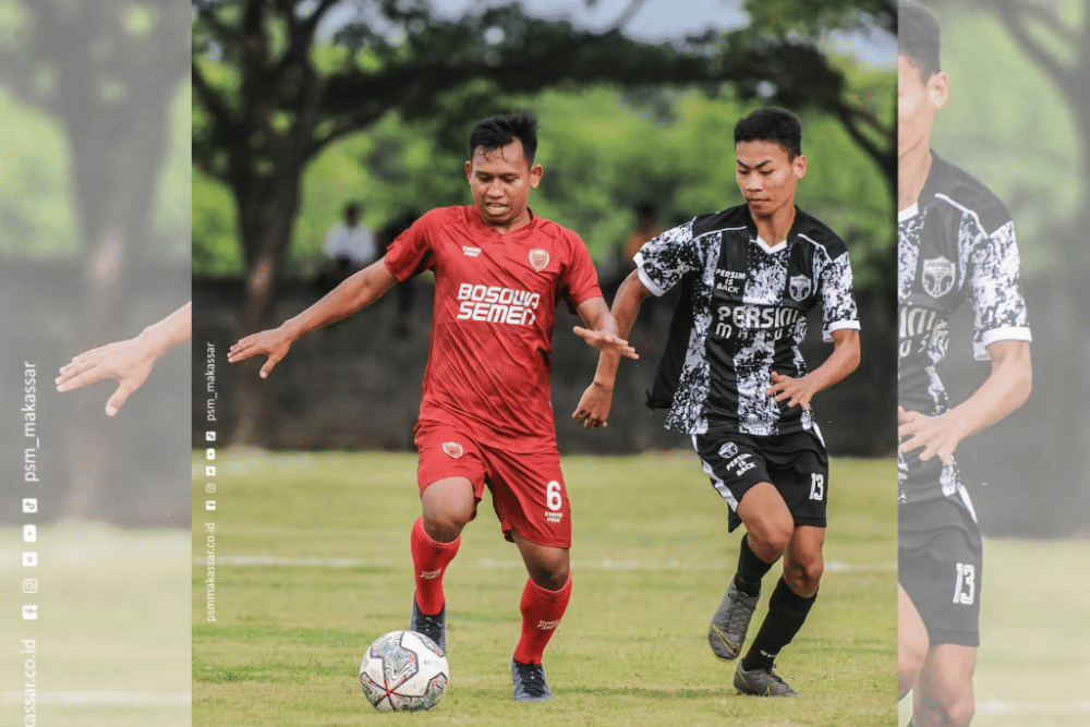 Visi Asrizal (kiri) dalam sesi uji coba PSM Makassar melawan Persim Maros di Lapangan Bosowa Sport Center pada Mei 2022. (Instagram.com/psm_makassar)