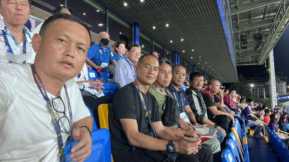 Para staf kepelatihan Timnas U-22 di SEA Games 2023 saat mengamati pertandingan Thailand versus Vietnam di Prince Stadium Phnom Penh, Kamis 11 Mei 2023. (Dok. PSSI.org)