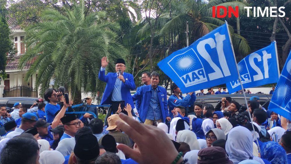 Ketua Umum PAN Zulkifli Hasan saat berorasi di depan Gedung KPU RI, Menteng, Jakarta Pusat pada Jumat (12/5/2023). (IDN Times/Yosafat Diva Bayu Wisesa)