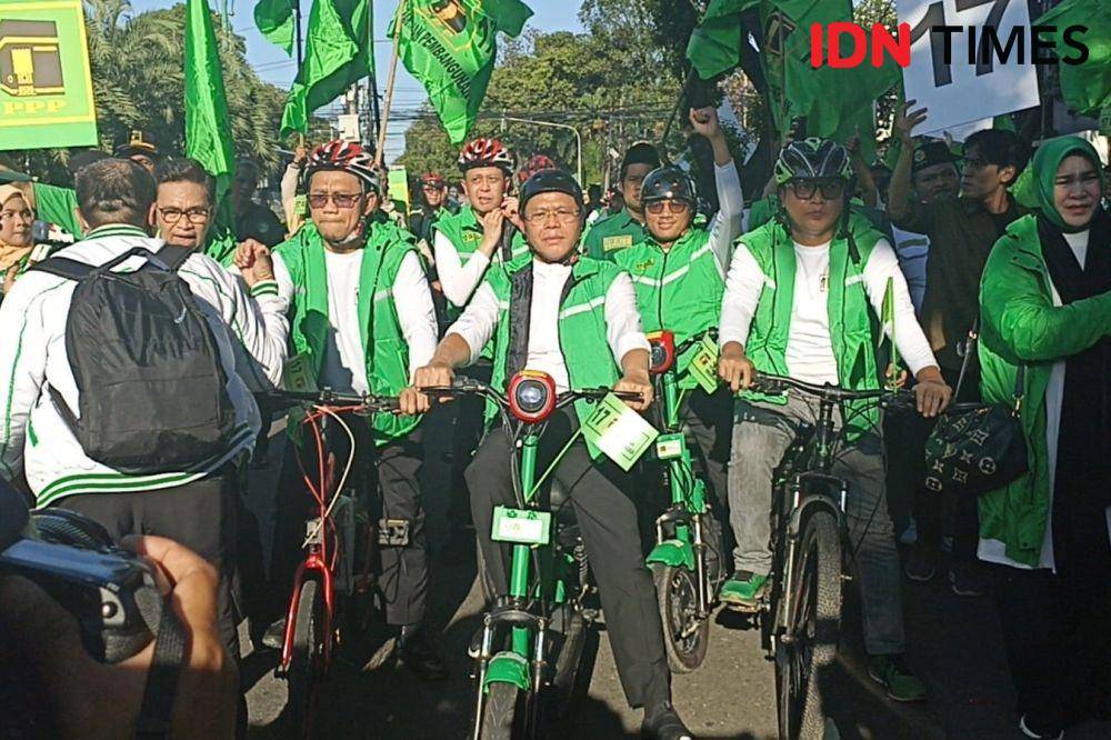 Plt Ketua Umum PPP, Muhamad Mardiono bersama rombongan saat mendaftarkan bacaleg ke Kantor KPU RI, Menteng, Jakarta Pusat (IDN Times/Yosafat Diva Bayu Wisesa)