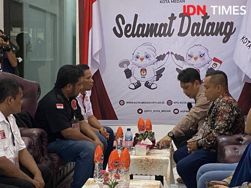 PKN mendaftarkan para bacaleg ke kantor KPU Medan (IDN Times/Indah Permata Sari)