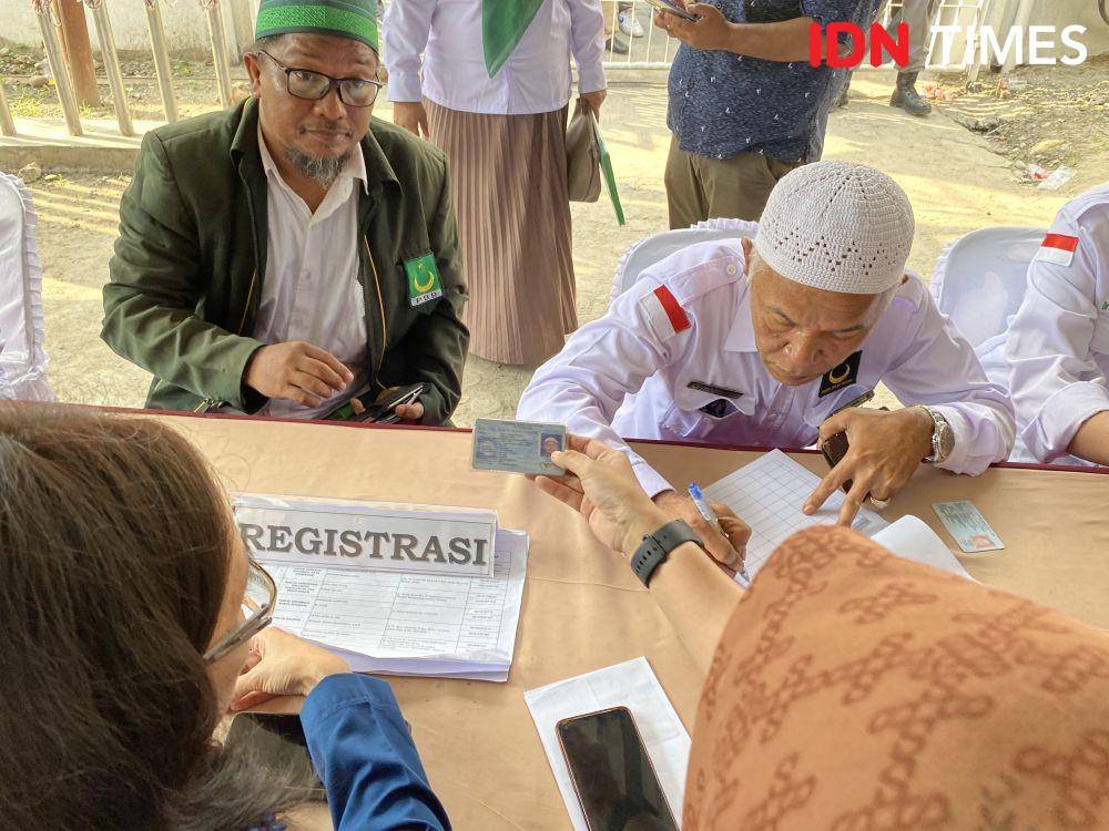 PBB mendaftarkan para bacaleg ke kantor KPU Medan (IDN Times/Indah Permata Sari)