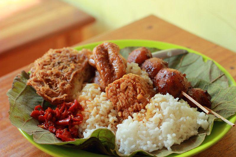 5 Trivia Nasi Jamblang, Nasi Campur Cirebon dengan Bungkus Daun Jati