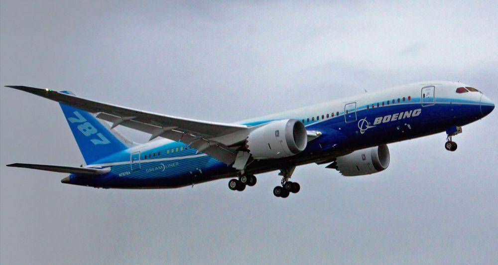 potret pesawat Boeing 787 Dreamliner sesaat setelah lepas landas pada penerbangan perdananya di tahun 2009 (commons.wikimedia.org/ Dave Sizer)