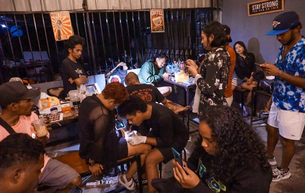 Suasana Tattoo Show di Dialog Coffee, Jalan Budi Utomo, Timika, Papua Tengah. (IDN Times/Endy Langobelen)