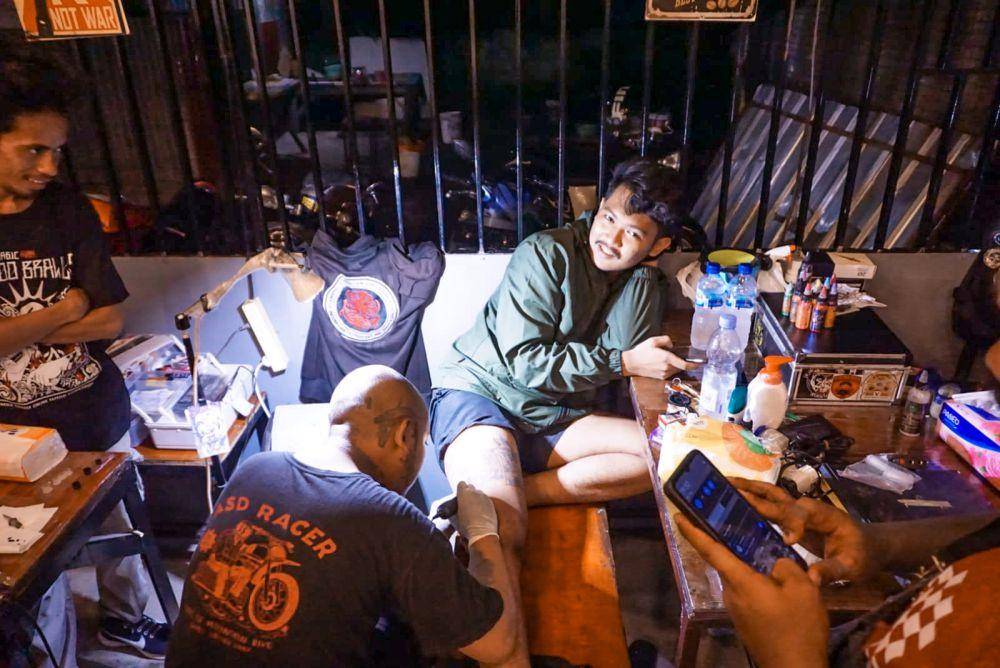 Suasana Tattoo Show di Dialog Coffee, Jalan Budi Utomo, Timika, Papua Tengah. (IDN Times/Endy Langobelen)