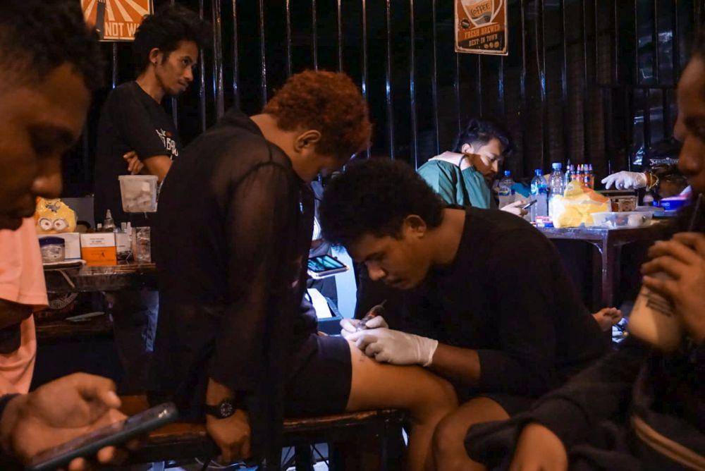 Suasana Tattoo Show di Dialog Coffee, Jalan Budi Utomo, Timika, Papua Tengah. (IDN Times/Endy Langobelen)