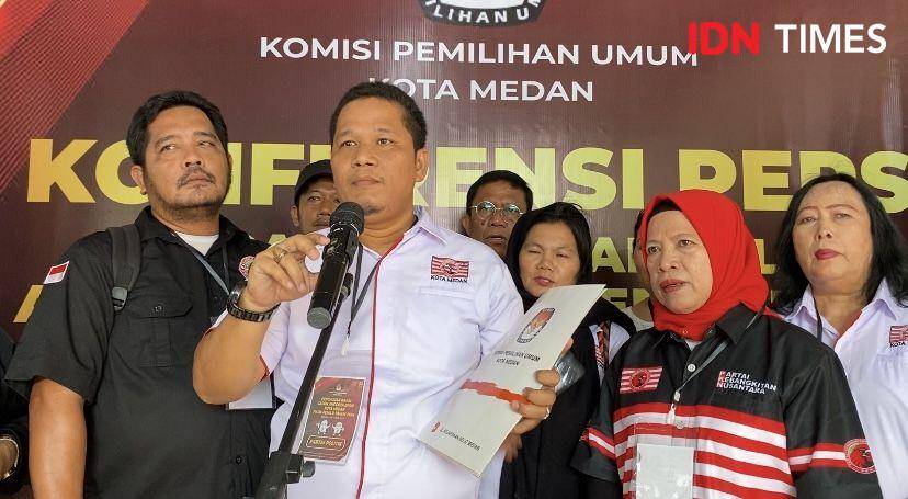 PKN mendaftarkan para bacaleg ke kantor KPU Medan (IDN Times/Indah Permata Sari)