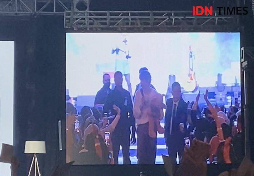 Young Dae turun dari atas panggung (dok.IDN Times/Stephanie Risyana)