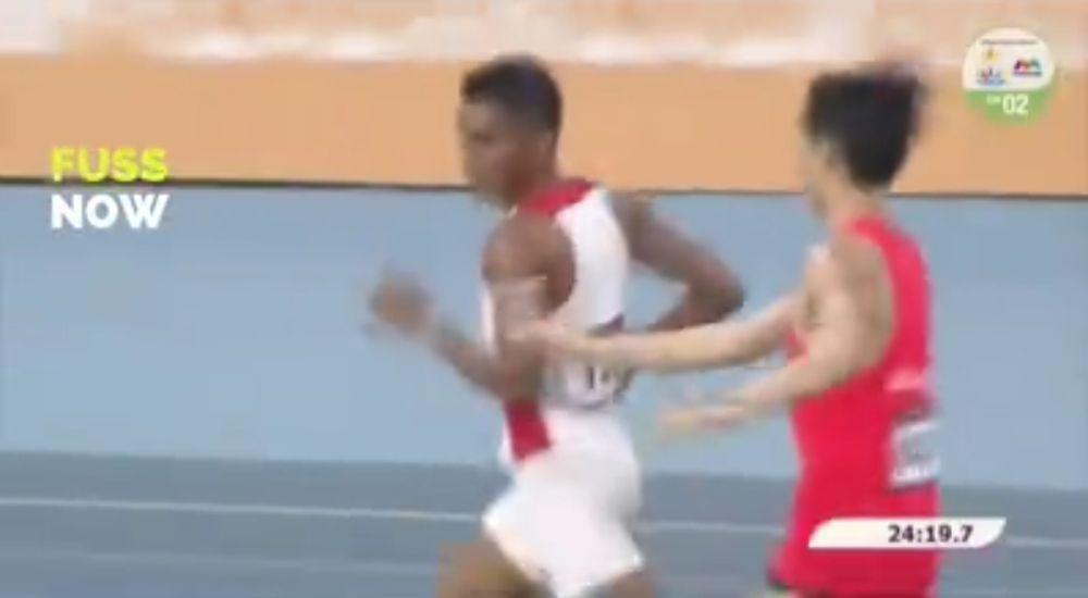 Pelari Singapura Soh Rui Yong memberi air untuk pelari Indonesia Rikki Marthin Simbolon di SEA Games 2023 (instagram.com/fussnow)