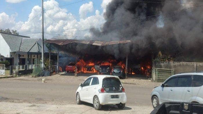 (Bengkel milik warga terbakar di Lahat, belasan mobil ikut hangus) IDN Times/Istimewa