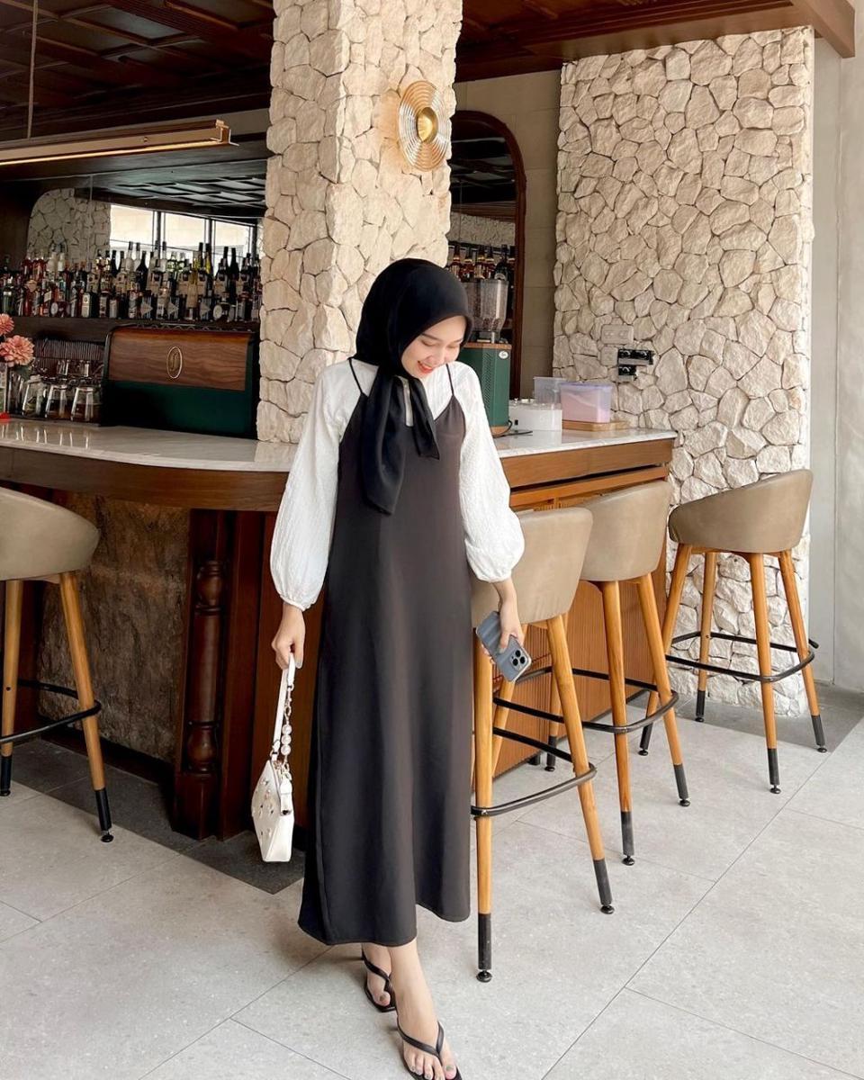 ide OOTD dress kasual ala Azizah Limi (instagram.com/azizahlimi)